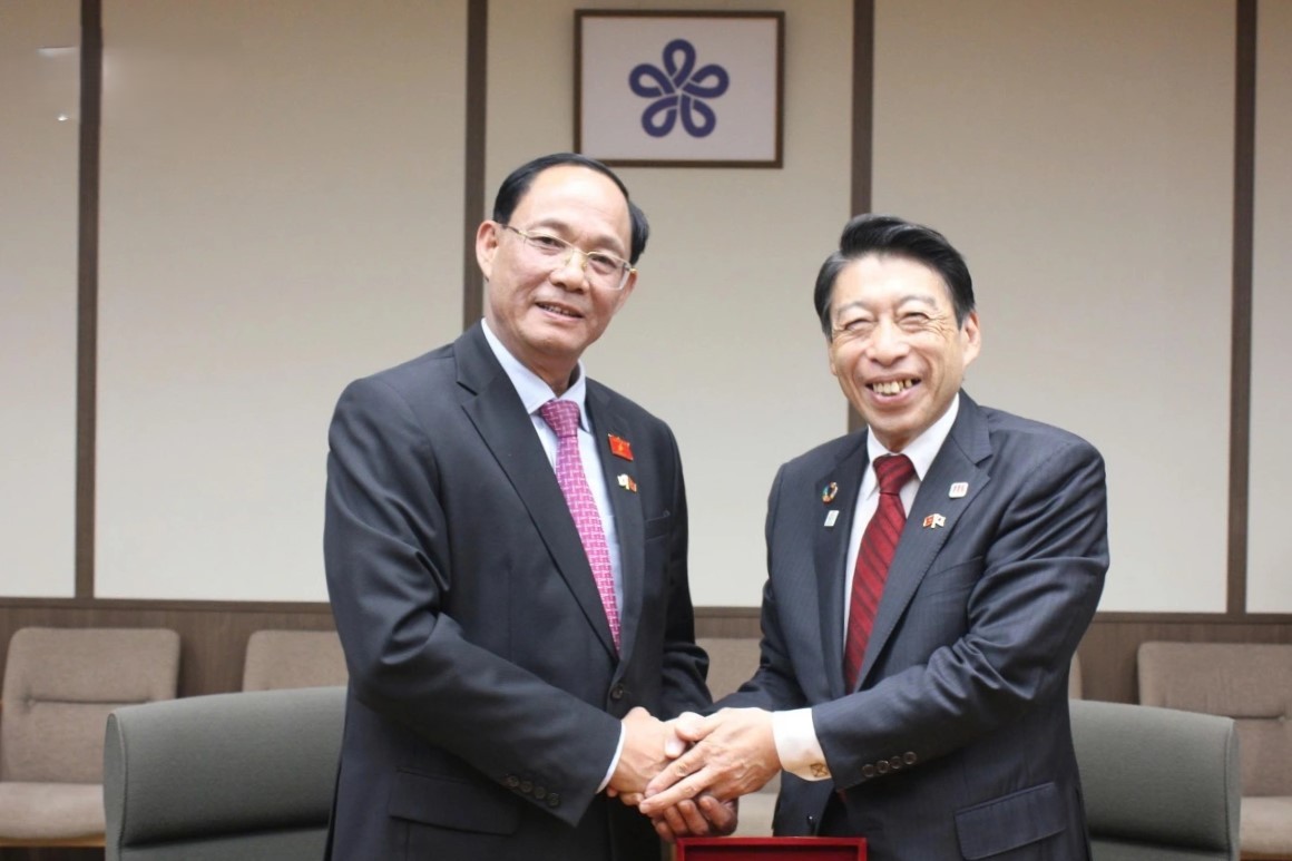 Phó Chủ tịch Quốc hội Trần Quang Phương (trái) và Thống đốc Fukuoka Hattori Seitaro.
