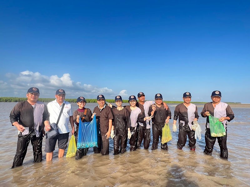 Du khách trải nghiệm bắt nghêu tại bãi bồi Mũi Cà Mau