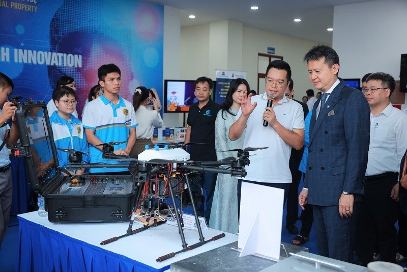 Ông Daren Tang, Tổng Giám đốc Tổ chức Sở hữu trí tuệ thế giới (WIPO) tham quan các mô hình công nghệ của sinh viên Học viện Bưu chính viễn thông. Ảnh: Bộ KHCN