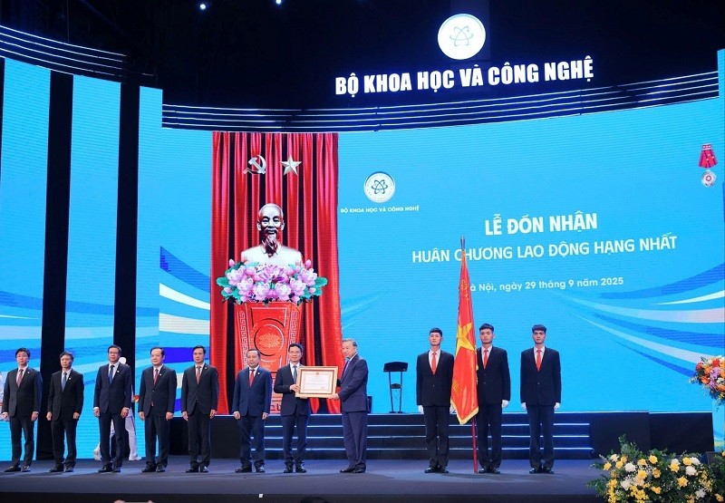 Thay mặt lãnh đạo Đảng, Nhà nước, Tổng Bí thư Tô Lâm trao Huân chương Lao động hạng Nhất tặng Bộ KH&amp;CN. Ảnh: Bộ KHCN