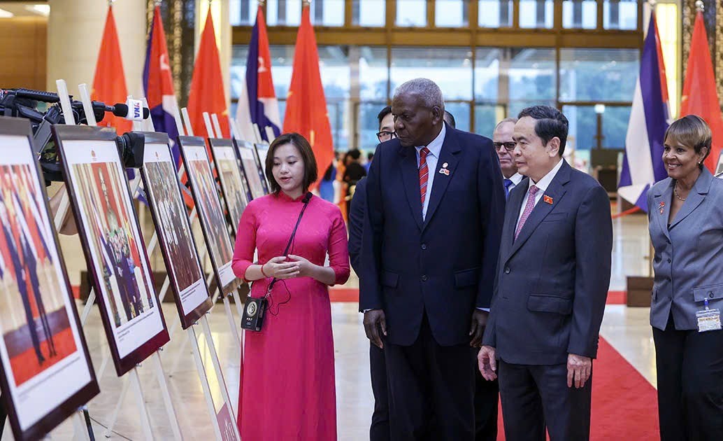 Chủ tịch Quốc hội Trần Thanh Mẫn và Chủ tịch Quốc hội Chính quyền nhân dân, Chủ tịch Hội đồng Nhà nước Cuba Esteban Lazo Hernández cùng các đại biểu xem trưng bày ảnh giới thiệu quan hệ hai nước.