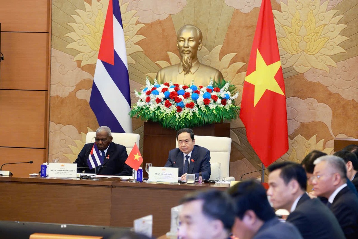 Chủ tịch Quốc hội Trần Thanh Mẫn tin tưởng, với sự chuẩn bị kỹ lưỡng, chu đáo của hai Quốc hội, các cơ quan của Quốc hội hai nước, sự tham gia tích cực và thảo luận sôi nổi của các đại biểu hai nước, Phiên họp sẽ thành công tốt đẹp. Chủ tịch Quốc hội Trần Thanh Mẫn tin tưởng, với sự chuẩn bị kỹ lưỡng, chu đáo của hai Quốc hội, các cơ quan của Quốc hội hai nước, sự tham gia tích cực và thảo luận sôi nổi của các đại biểu hai nước, Phiên họp sẽ thành công tốt đẹp.