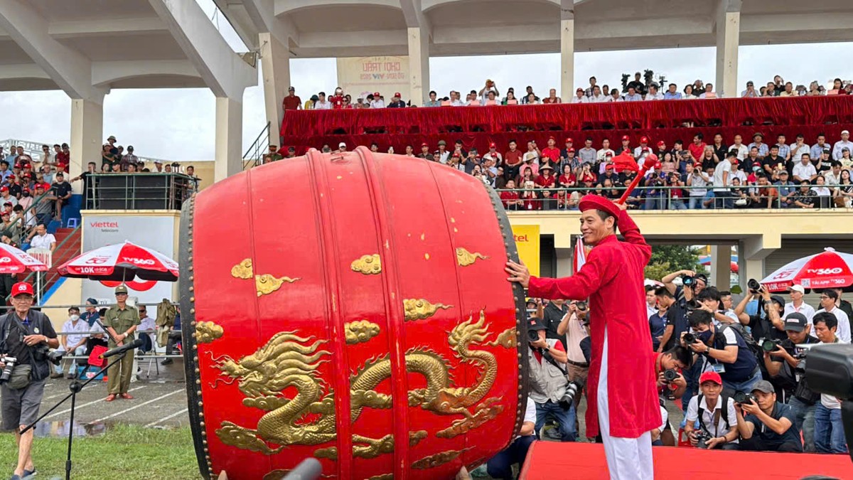 Ông Phạm Hoàng Tuấn, Phó Chủ tịch Thường trực UBND phường Đồ Sơn, Trưởng Ban tổ chức Lễ hội chọi trâu truyền thống Đồ Sơn năm 2025 thực hiện đánh trống khai hội.