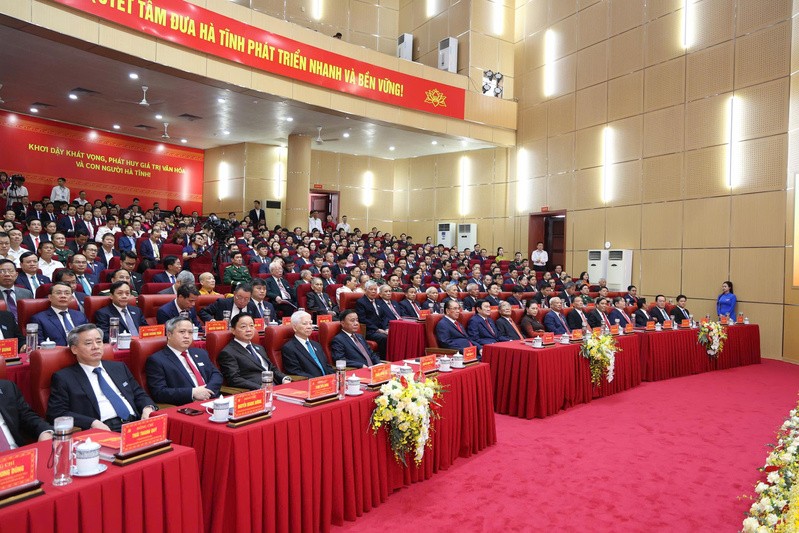 Các đồng chí lãnh đạo, nguyên lãnh đạo Đảng, Nhà nước và đại biểu dự Đại hội.