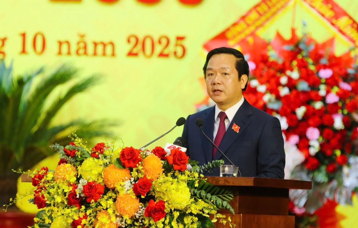 Phó bí thư Tỉnh ủy, Chủ tịch UBND tỉnh Phạm Quang Ngọc trình bày Báo cáo chính trị tại Đại hội.