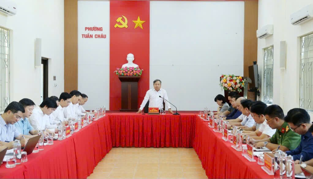 Ông Vũ Đại Thắng, Bí thư Tỉnh ủy Quảng Ninh làm việc với phường Tuần Châu về tình hình triển khai các dự án đầu tư trọng điểm trên địa bàn. Ảnh: QMG