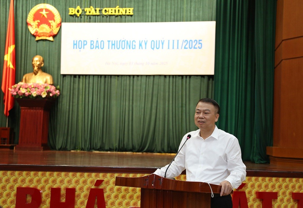 Thứ trưởng Bộ Tài chính Nguyễn Đức Chi phát biểu tại cuộc họp báo. Ảnh: Đức Minh.