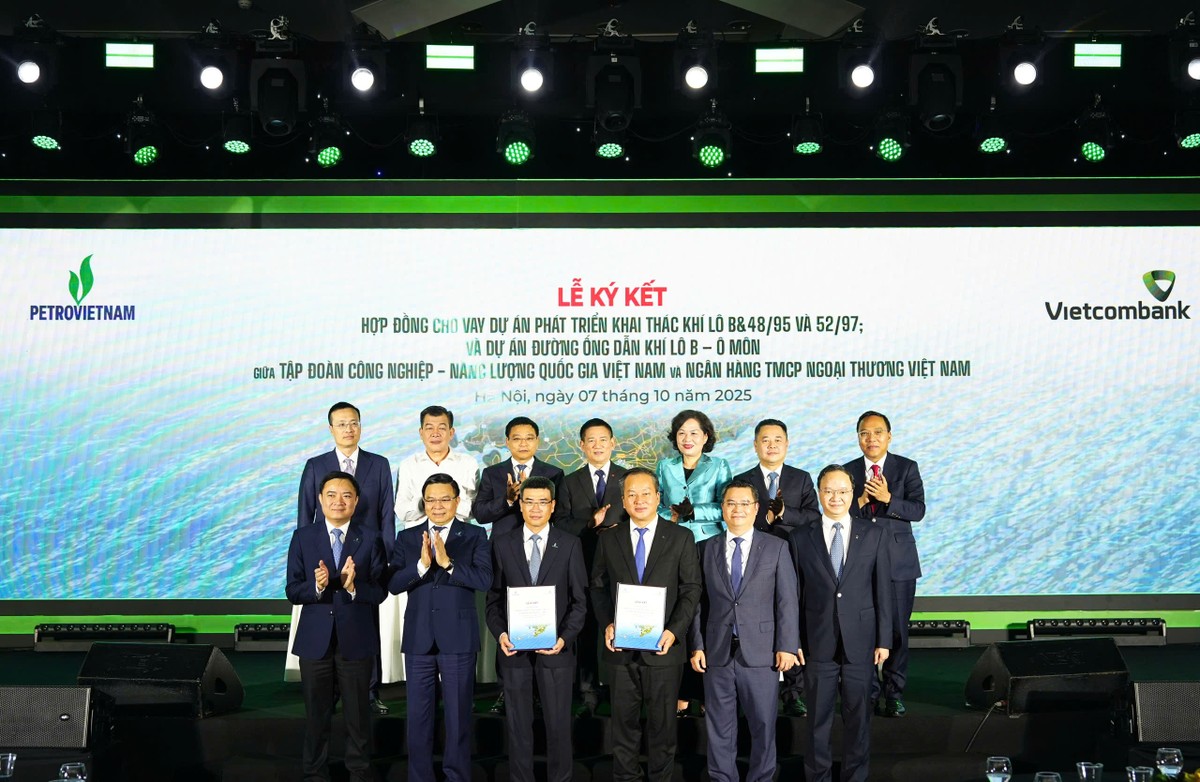 Ban lãnh đạo hai bên và khách mời chụp ảnh lưu niệm tại sự kiện