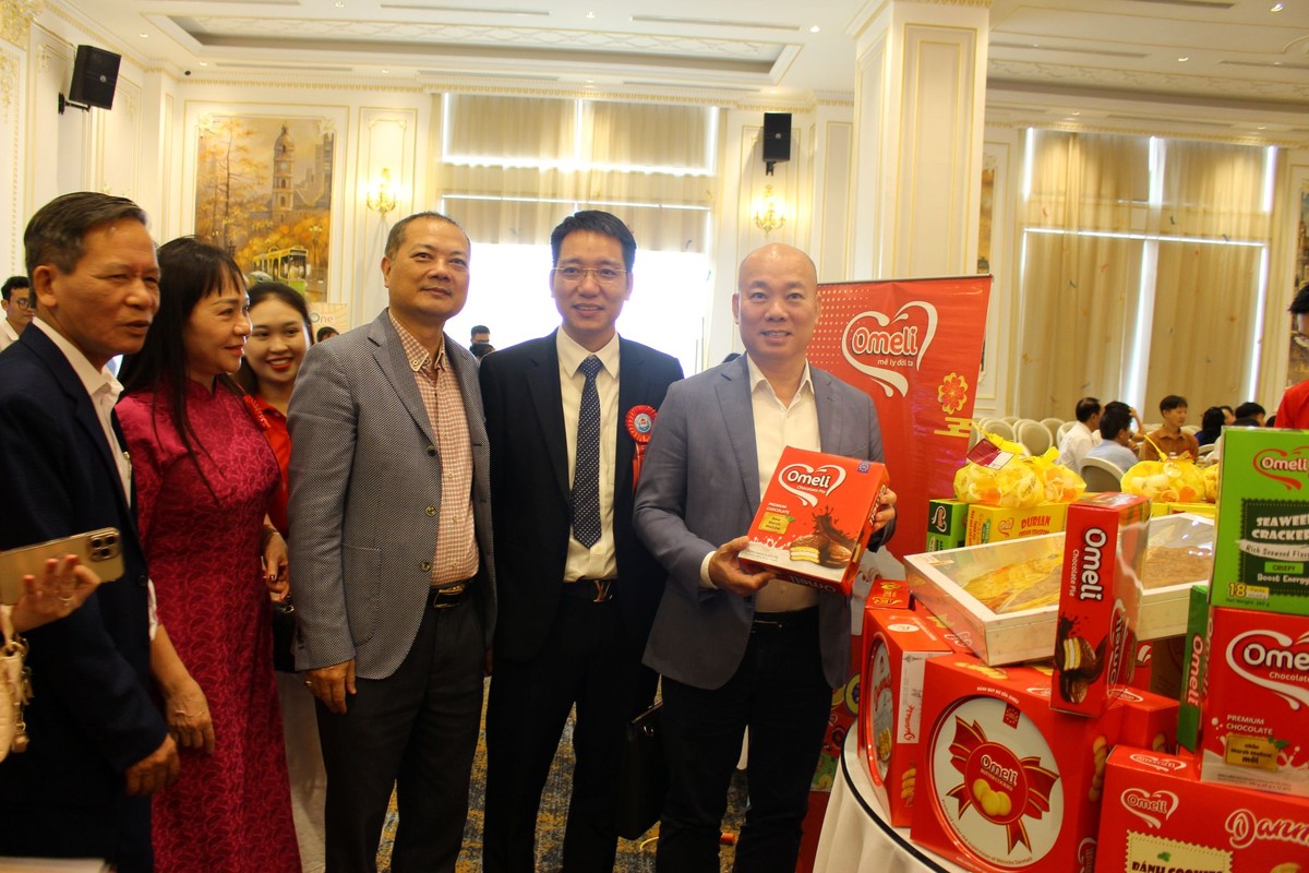 Các đại biểu tham quan gian hàng bánh kẹo thương hiệu Omeli của Công ty cổ phần Quốc tế Bảo Hưng