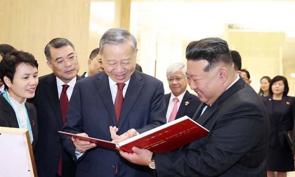 Sau khi kết thúc hội đàm, Tổng Bí thư Tô Lâm trao tặng đồng chí Kim Jong Un cuốn sách ảnh "Thắm tình hữu nghị Việt Nam-Triều Tiên. Ảnh: Thống Nhất. Sau khi kết thúc hội đàm, Tổng Bí thư Tô Lâm trao tặng đồng chí Kim Jong Un cuốn sách ảnh "Thắm tình hữu nghị Việt Nam-Triều Tiên. Ảnh: Thống Nhất.