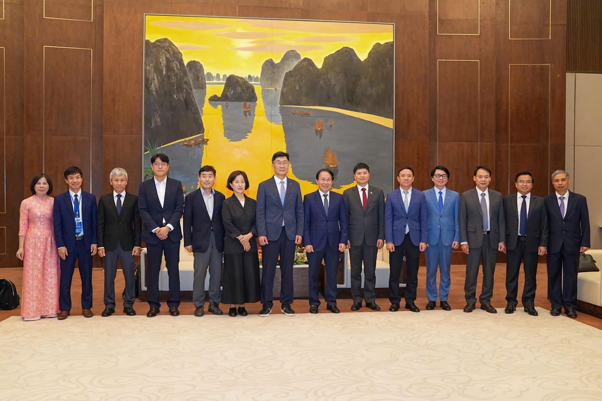 Lãnh đạo thành phố Hải Phòng cùng đoàn công tác KIST chụp ảnh lưu niệm.