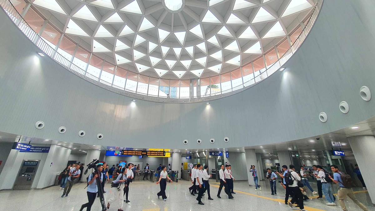 Đoàn đại biểu Đảng bộ TP.HCM nghe giới thiệu về tuyến Metro số 1 tại ga Bến Thành – công trình biểu tượng cho đô thị hiện đại.