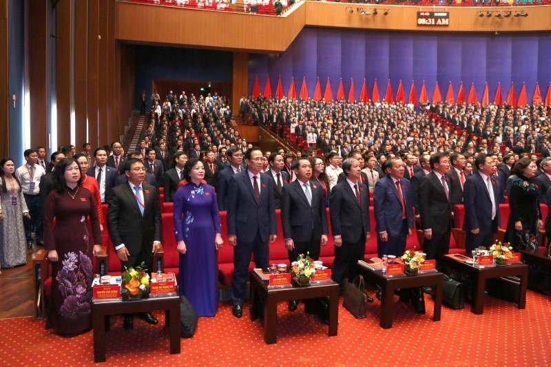 Các Đại biểu làm lễ chào cờ.