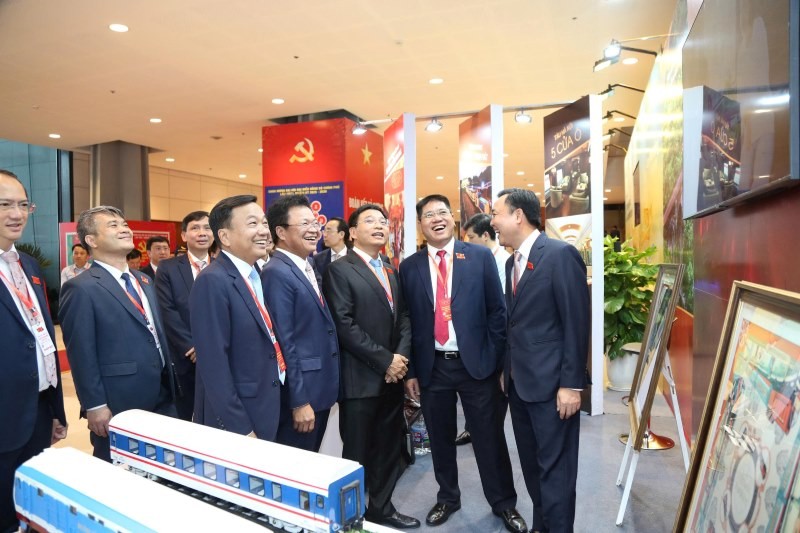 Bí thư Đảng ủy, Bộ trưởng Bộ Tài chính Nguyễn Văn Thắng tại gian hàng của Tổng công ty Đường sắt Việt Nam. Bí thư Đảng ủy, Bộ trưởng Bộ Tài chính Nguyễn Văn Thắng tại gian hàng của Tổng công ty Đường sắt Việt Nam.