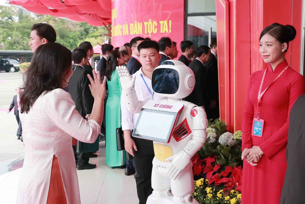 Robot chào đón đại biểu vào dự Đại hội. Ảnh: Trọng Tín.