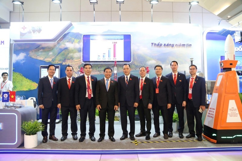 Bí thư Đảng ủy, Bộ trưởng Bộ Tài chính Nguyễn Văn Thắng chụp ảnh lưu niệm tại gian hàng của Tập đoàn Điện lực Việt Nam (EVN). Bí thư Đảng ủy, Bộ trưởng Bộ Tài chính Nguyễn Văn Thắng chụp ảnh lưu niệm tại gian hàng của Tập đoàn Điện lực Việt Nam (EVN).