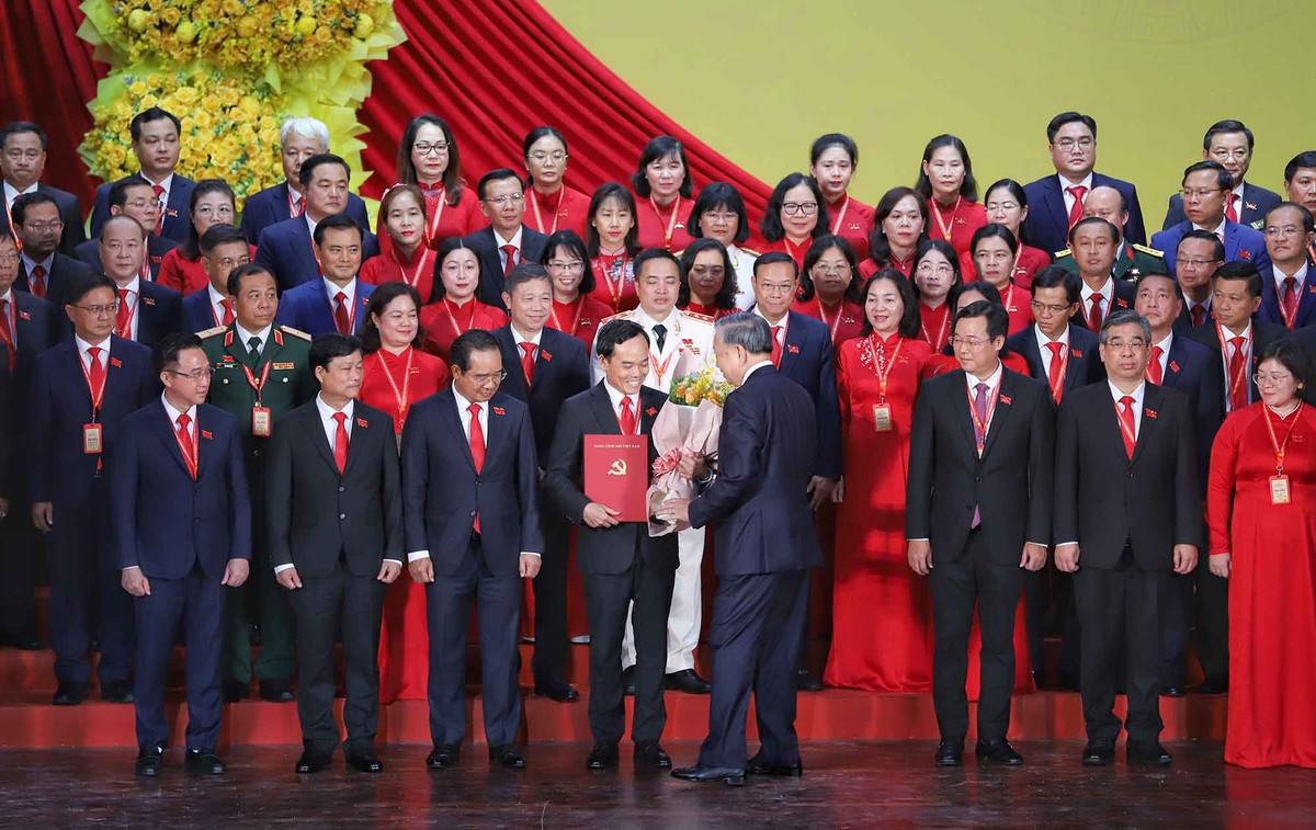 Tổng Bí thư Tô Lâm trao Quyết định và tặng hoa chúc mừng Bí thư Thành ủy TP.HCM Trần Lưu Quang. Ảnh: BTC Tổng Bí thư Tô Lâm trao Quyết định và tặng hoa chúc mừng Bí thư Thành ủy TP.HCM Trần Lưu Quang. Ảnh: BTC