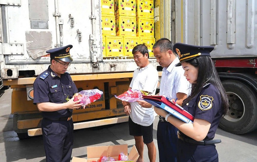 Công chức hải quan kiểm tra hàng hóa xuất khẩu. Ảnh tư liệu. Công chức hải quan kiểm tra hàng hóa xuất khẩu. Ảnh tư liệu.