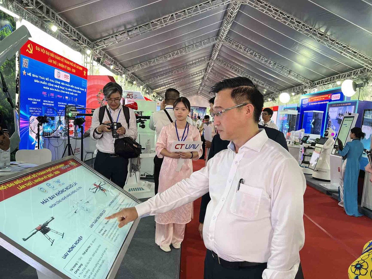 Tại triển lãm, CT UAV cũng giới thiệu sản phẩm UAV chữa cháy, kết hợp với hệ thống UAV giám sát, cảnh báo sớm, tạo thành chuỗi phản ứng phòng cháy chữa cháy khép kín, hỗ trợ khoanh vùng dựa trên dữ liệu nhiệt và mô phỏng AI. Sản phẩm có thiết kế chuyên biệt để dập lửa và hỗ trợ cứu hộ tại hiện trường cháy, hệ thống truyền hình ảnh theo thời gian thực.