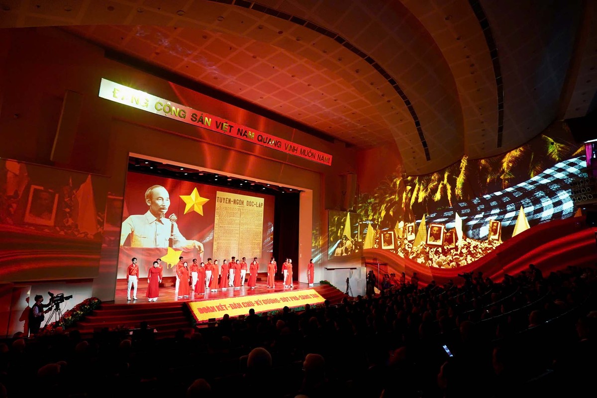 Đại hội Đảng bộ TP.HCM nhiệm kỳ 2025 -2030 không chỉ là một cột mốc chính trị đặc biệt quan trọng, mà còn là lời cam kết mạnh mẽ, hòa chung nhịp bước tiến của cả dân tộc trên con đường xây dựng và bảo vệ Tổ quốc. Ảnh: BTC. Đại hội Đảng bộ TP.HCM nhiệm kỳ 2025 -2030 không chỉ là một cột mốc chính trị đặc biệt quan trọng, mà còn là lời cam kết mạnh mẽ, hòa chung nhịp bước tiến của cả dân tộc trên con đường xây dựng và bảo vệ Tổ quốc. Ảnh: BTC.