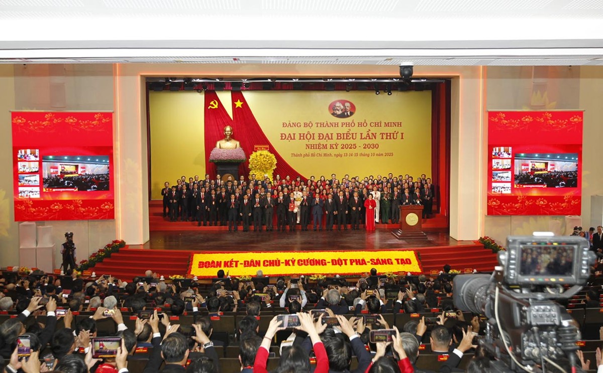 Lãnh đạo Đảng, Nhà nước chúc mừng Ban Chấp hành Đảng bộ TP.HCM nhiệm kỳ 2025 - 2030. Ảnh: BTC.