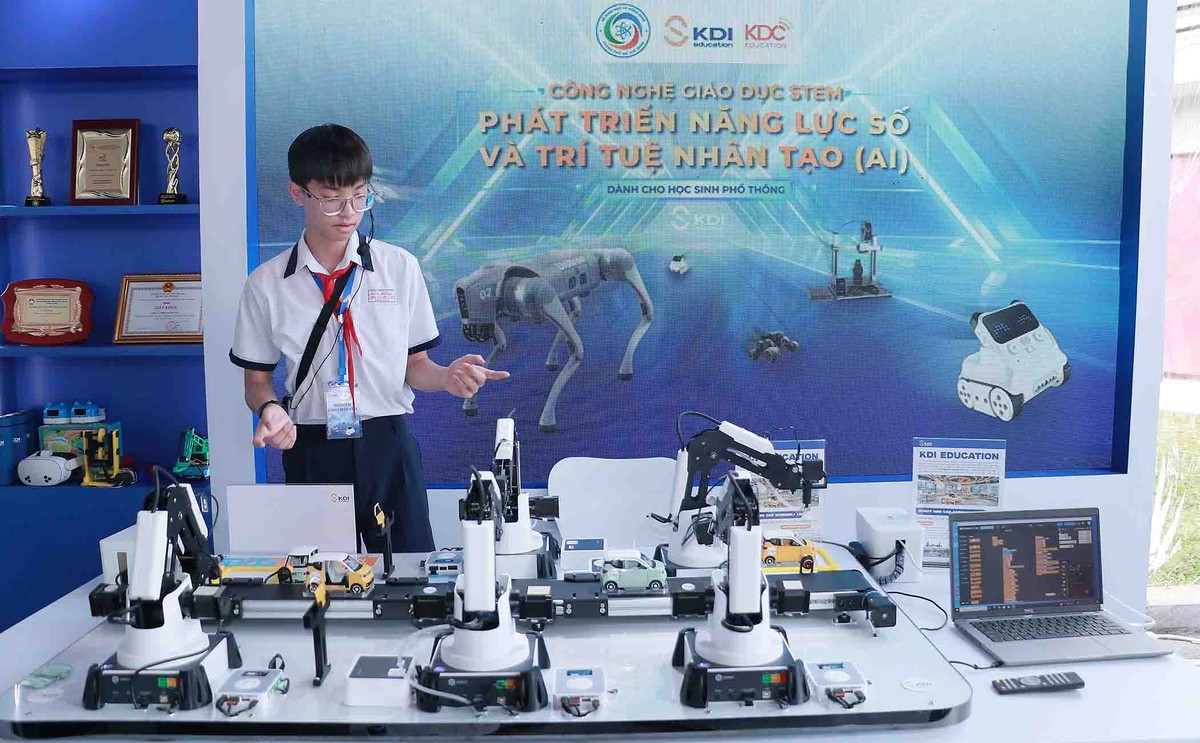 Bạn Đình Nguyên, học sinh Trường trung học cơ sở Kim Đồng đang giới thiệu các sản phẩm công nghệ được KDI education mang đến triển lãm. Gian hàng của KDI Education mang đến một hệ sinh thái giáo dục STEM ứng dụng thực tiễn, phục vụ đa dạng nhu cầu giảng dạy và học tập hiện đại.