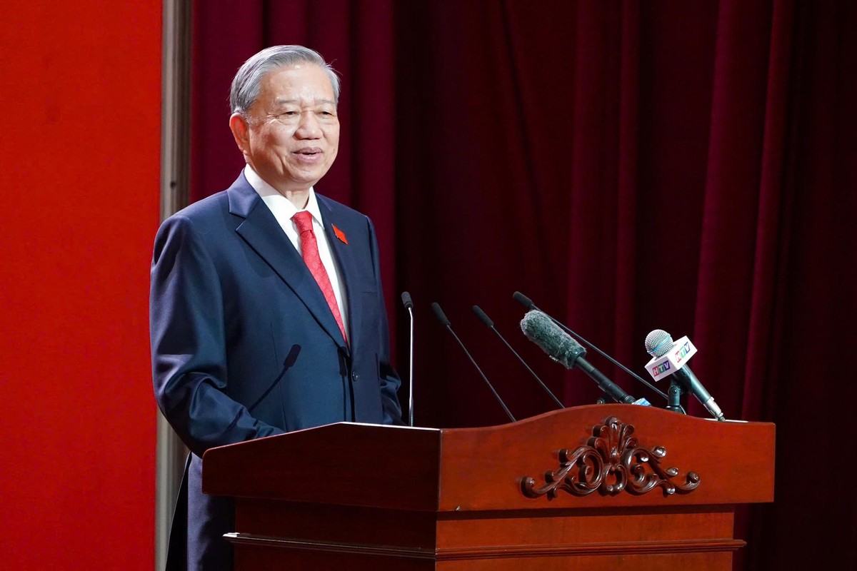 Phát biểu chỉ đạo Đại hội đại biểu Đảng bộ TPHCM lần thứ I, Tổng Bí thư Tô Lâm bày tỏ, đại hội không chỉ là bước khởi đầu cho một chương mới của Thành phố sau hợp nhất, mà còn là dấu mốc quan trọng mở ra tầm nhìn lớn của đất nước trong kỷ nguyên mới. Ảnh: BTC Phát biểu chỉ đạo Đại hội đại biểu Đảng bộ TPHCM lần thứ I, Tổng Bí thư Tô Lâm bày tỏ, đại hội không chỉ là bước khởi đầu cho một chương mới của Thành phố sau hợp nhất, mà còn là dấu mốc quan trọng mở ra tầm nhìn lớn của đất nước trong kỷ nguyên mới. Ảnh: BTC