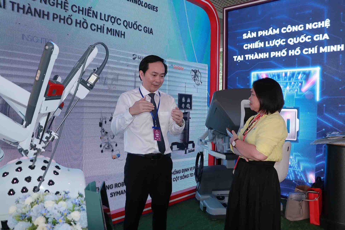 Tập đoàn Device Technologies giới thiệu hệ thống phẫu thuật nội soi có sự hỗ trợ của robot da Vinci Xi, hãng Intuitive, Mỹ. Đây là hệ thống hiện đại nhất trong khu vực Đông Nam Á có thể thực hiện trên 120 loại phẫu thuật bao gồm: tiết niệu, tiêu hóa, gan mật tụy, lồng ngực...