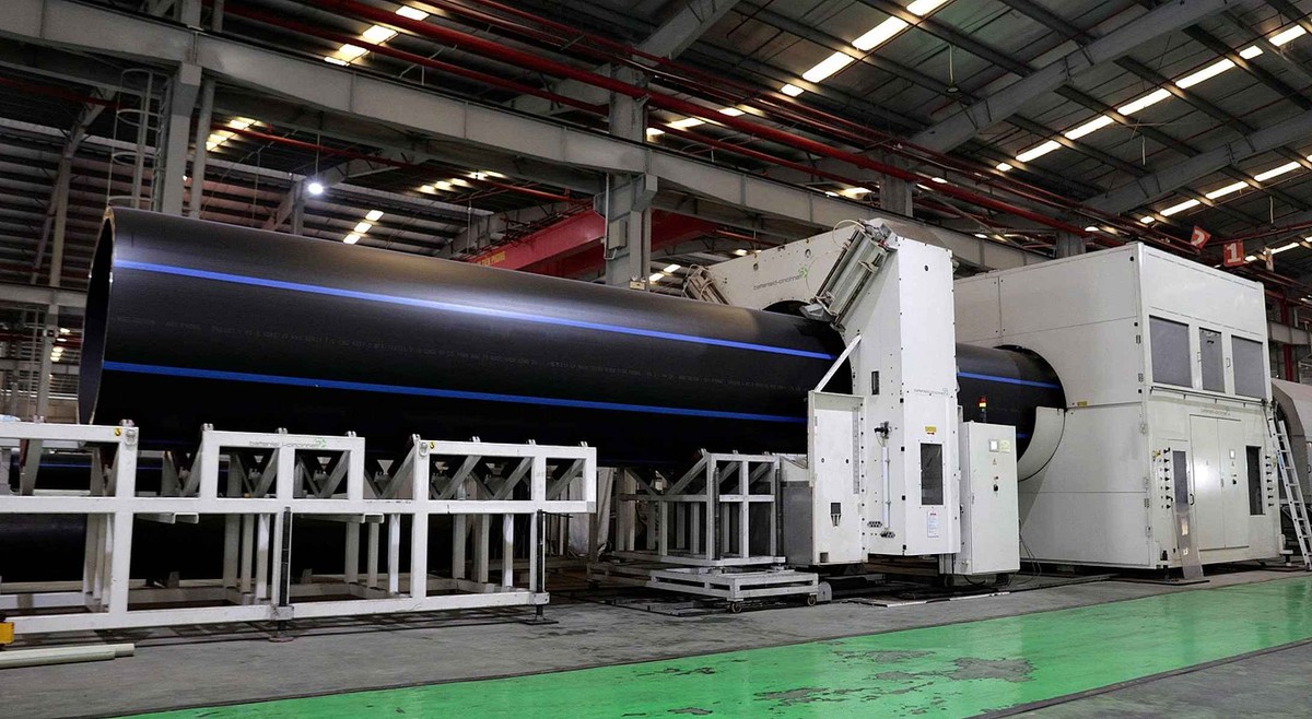 Dây chuyền sản xuất ống HDPE DN2000 tại Nhà máy Nhựa Tiền Phong.