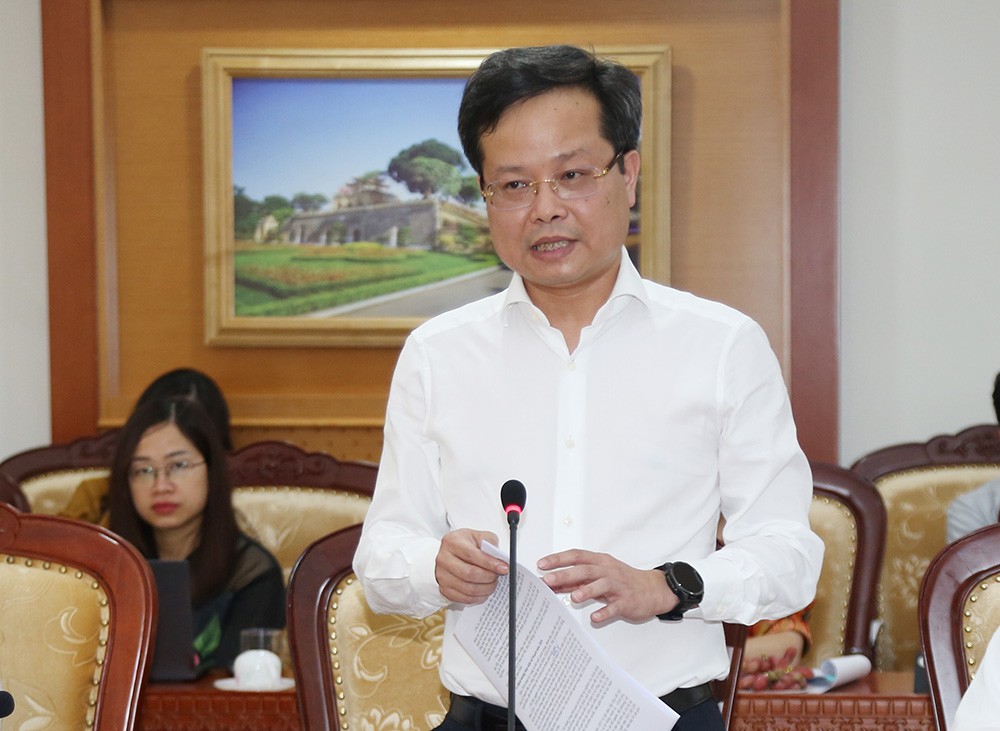 Ông Vũ Hoàng Nam - Phó cục trưởng Cục Quản lý nợ và kinh tế đối ngoại (Bộ Tài chính) báo cáo tại hội nghị. Ảnh: Đức Minh.