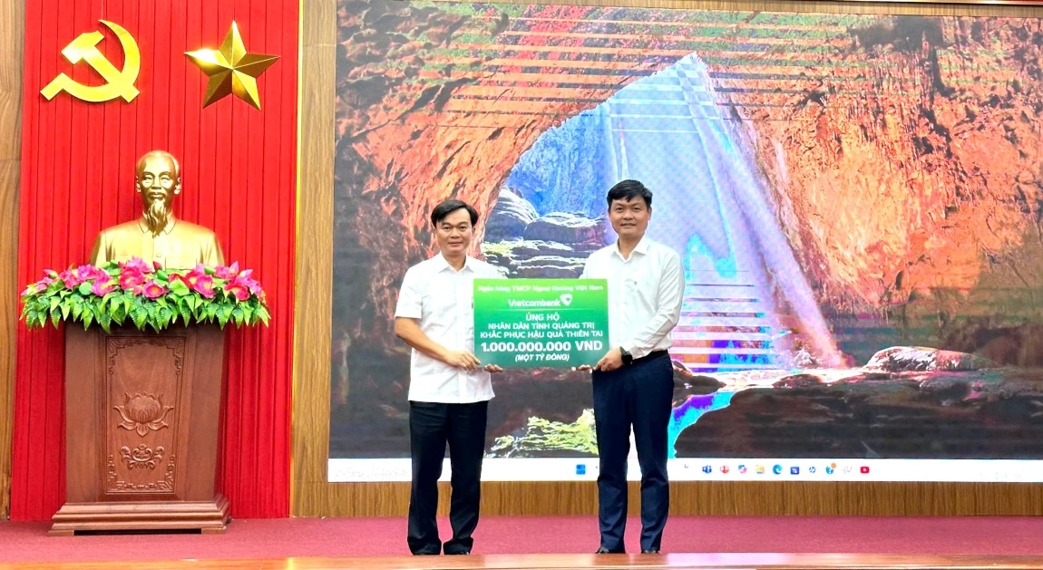 Đại diện Vietcombank, ông Nguyễn Danh Phương - Phó Bí thư thường trực Đảng ủy Vietcombank (bên phải) trao tặng 1 tỷ đồng thông qua UB MTTQ tỉnh Quảng Trị Đại diện Vietcombank, ông Nguyễn Danh Phương - Phó Bí thư thường trực Đảng ủy Vietcombank (bên phải) trao tặng 1 tỷ đồng thông qua UB MTTQ tỉnh Quảng Trị