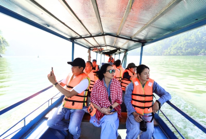 Du khách khám phá hồ Ba Bể. Ảnh: Hồng Hạnh.