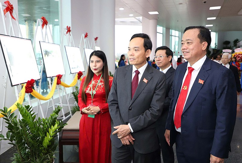 Bí thư Trung ương Đảng, Bí thư Thành ủy TP. Hồ Chí Minh Trần Lưu Quang (đứng giữa) tham quan không gian triển lãm thành tựu kinh tế - xã hội, quá trình hình thành và phát triển Đảng bộ Cà Mau qua các nhiệm kỳ