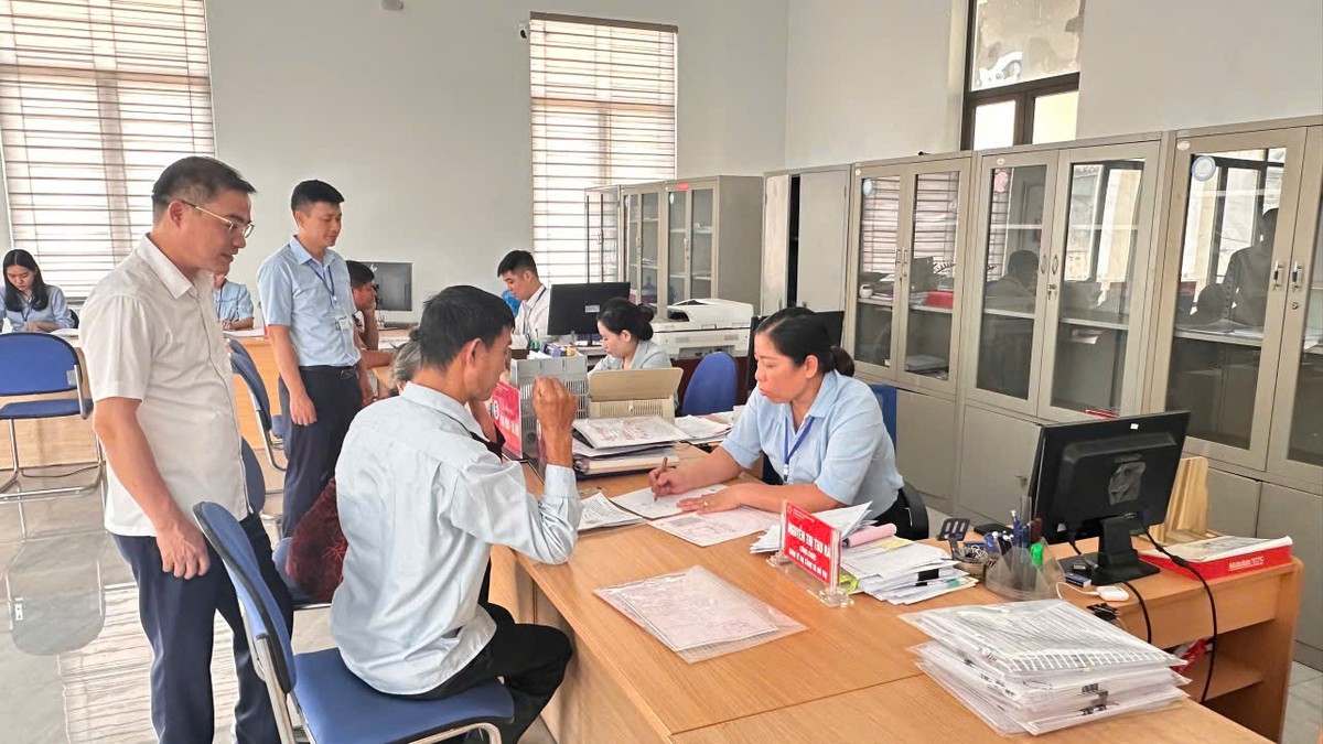 Người dân được hướng dẫn, thực hiện thủ tục hành chính tại phường Hoàng Quế, tỉnh Quảng Ninh. Ảnh: Quỳnh Nga