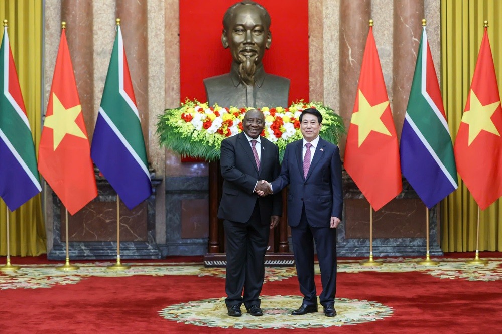 Chủ tịch nước Lương Cường vui mừng chào đón Tổng thống Cyril Ramaphosa tại Phủ Chủ tịch.