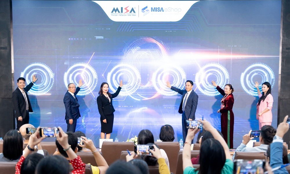 Các đại biểu bấm nút công bố chính thức việc MISA tặng miễn phí phần mềm cho 2 triệu hộ kinh doanh.