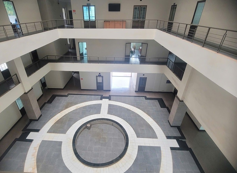 Dù vẫn có cán bộ trực, nhưng bên trong Trụ sở liên cơ quan ở số 17 Trần Hưng Đạo, phường Pleiku vẫn thưa bóng người.