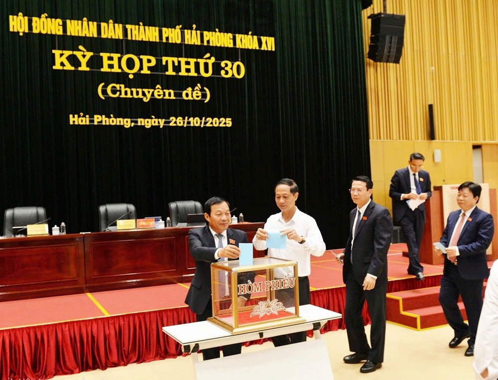 Các đại biểu bỏ phiếu bầu nhân sự tại kỳ họp. Các đại biểu bỏ phiếu bầu nhân sự tại kỳ họp.