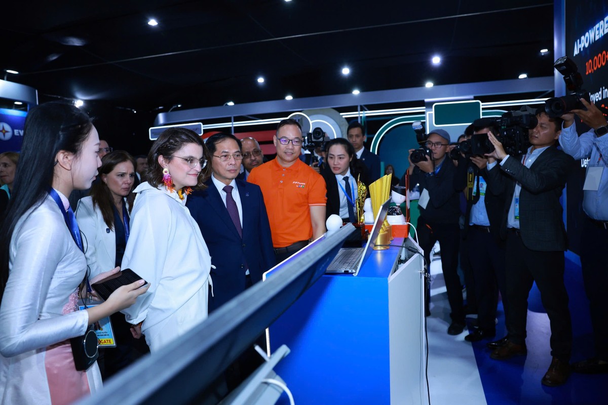 Tại sự kiện, đại diện FPT đã giới thiệu với Ủy viên Trung ương Đảng, Phó Thủ tướng Chính phủ Bùi Thanh Sơn và Phó Tổng thống Ecuador María José Pinto González Artigas (áo trắng) cùng đoàn đại biểu về Nền tảng giám sát bảo mật thông minh bằng AI của FPT đang được triển khai hiệu quả trong một số dự án an ninh quốc gia.