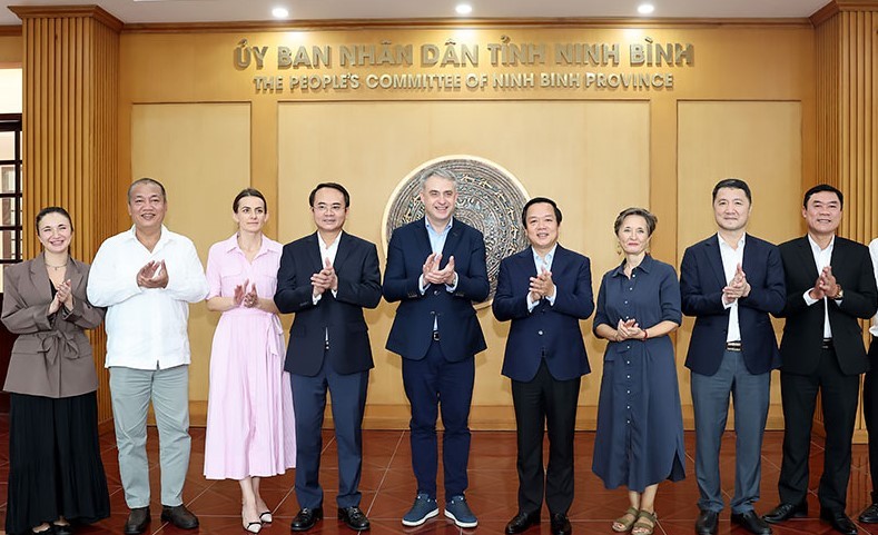 Các đại biểu tại trụ sở UBND tỉnh Ninh Bình. Ảnh Báo Ninh Bình