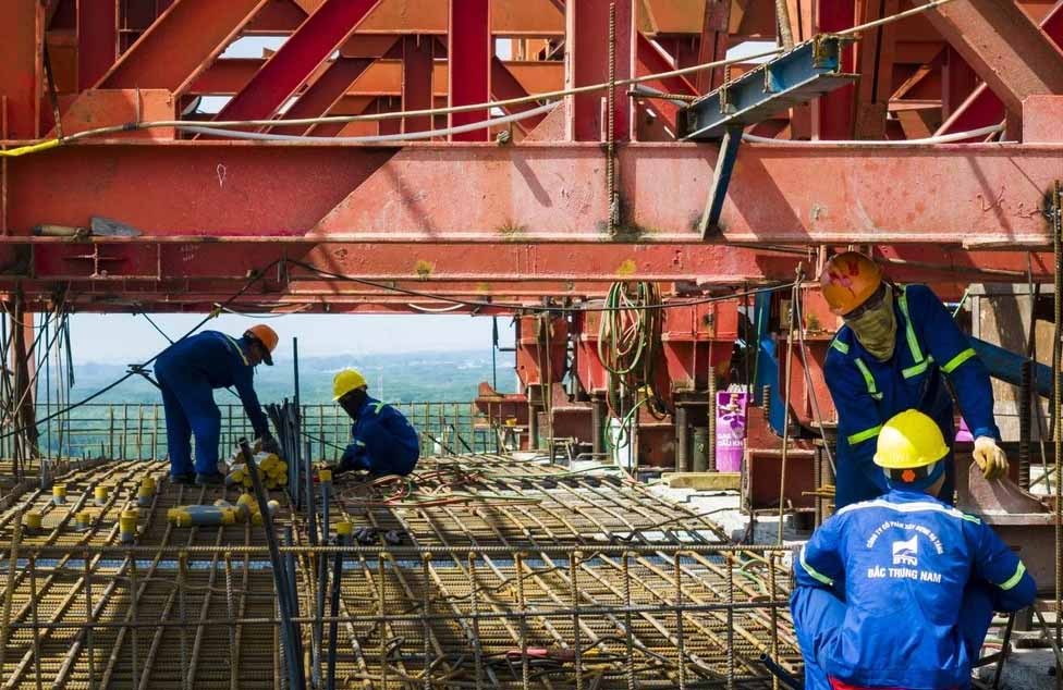 Theo quan sát của phóng viên, các nhà thầu huy động công nhân và thiết bị thi công liên tục, nhằm đẩy nhanh tiến độ.