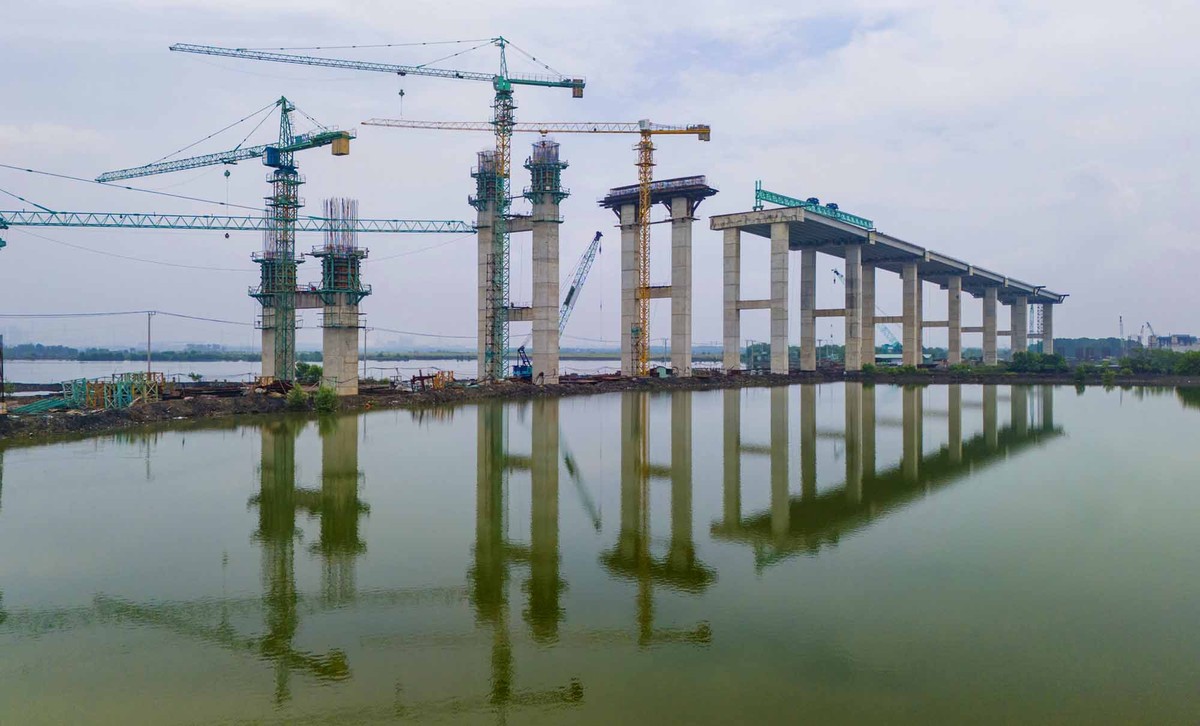 Nhiều hạng mục dầm, trụ và móng đã hoàn thành vượt kế hoạch. Phía TP.HCM đẩy nhanh tiến độ kết nối hạ tầng hai bờ; phía Đồng Nai đang gấp rút hoàn thiện mặt bằng và đường dẫn vào cầu.