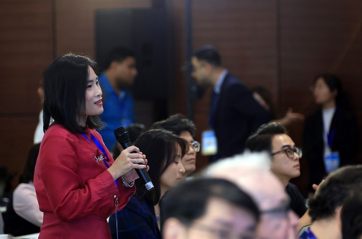 Phóng viên đặt câu hỏi tại cuộc họp báo. Ảnh: Tuấn Anh - TTXVN.