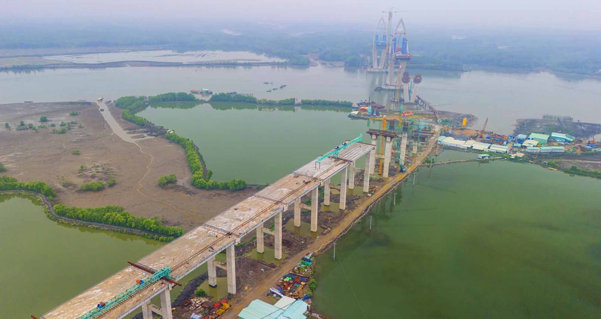 Toàn cảnh công trường thi công cầu Phước An vượt sông Thị Vải, nối TP.HCM và Đồng Nai.