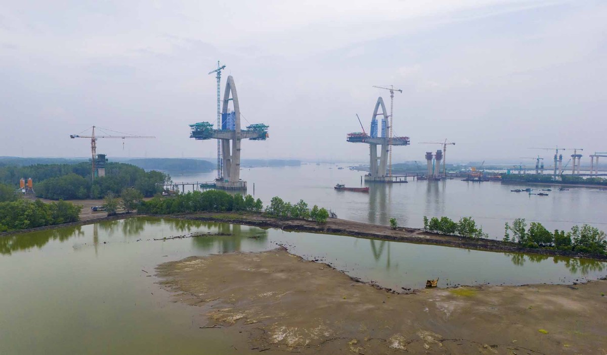 Cầu được thiết kế nhịp chính có hình dạng cánh buồm, chiều cao thông thuyền là 55 m.