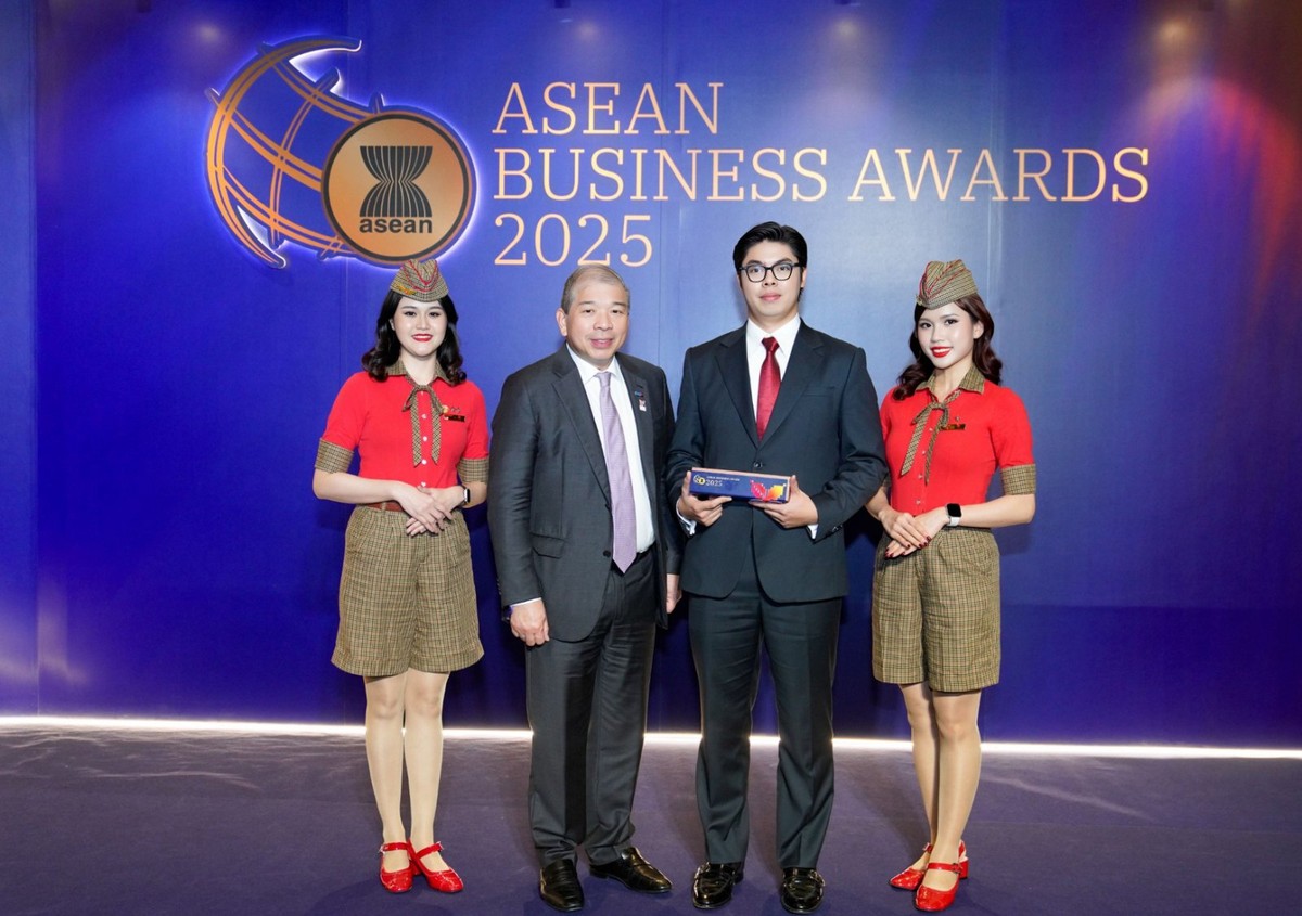 Ông Teo Siong Seng, Chủ tịch Hội đồng Tư vấn Kinh doanh ASEAN tại Singapore, chúc mừng và trao giải thưởng cho Vietjet