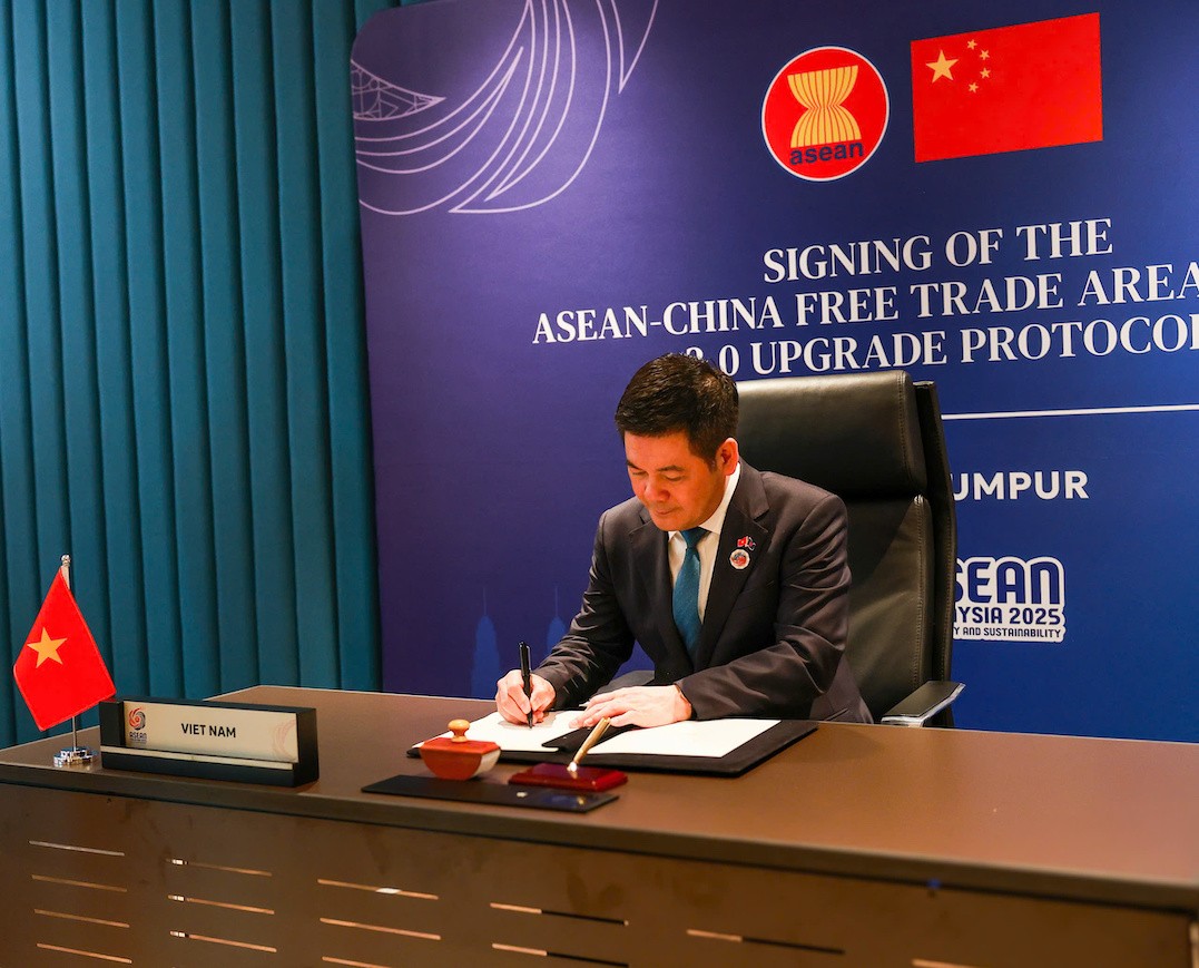 Bộ trưởng Bộ Công thương Nguyễn Hồng Diên đã thay mặt Chính phủ Việt Nam ký Nghị định thư nâng cấp Hiệp định ACFTA 3.0.