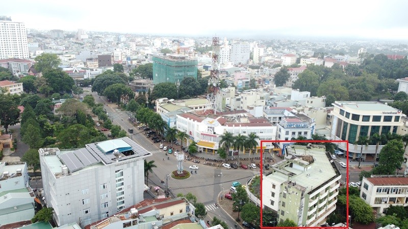 Khách sạn Sê San tại số 89 Hùng Vương (khoang đỏ) nằm vị trí trung tâm nhưng không sử dụng nhiều năm qua. Nơi đây từng được đề xuất xây dựng khách sạn 5 sao, trung tâm thương mại và căn hộ du lịch.