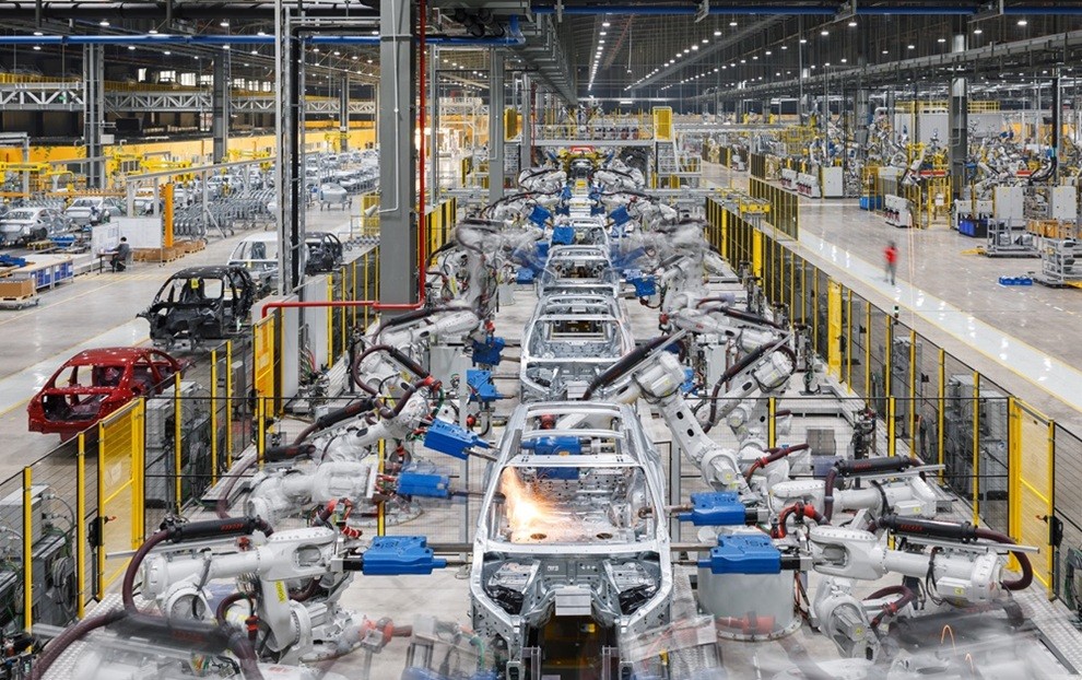 Hải Phòng ưu tiên dự án công nghệ cao, bán dẫn, AI, logistics. Trong ảnh: Dây chuyền sản xuất ô tô tự động tại Nhà máy Vinfast thuộc khu kinh tế Đình Vũ - Cát Hải