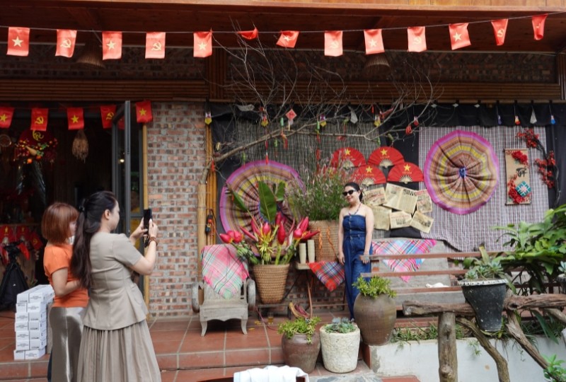 Du khách check-in tại homestay Quỳnh Mai, Bản Ngòi, Thái Nguyên. Ảnh: Nhật Hạ.